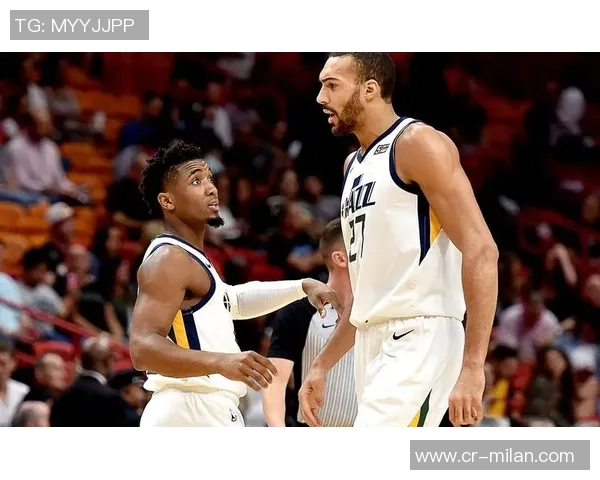 前爵士双煞戈贝尔米切尔赛场趣味互动赌现金引发球迷热议 前爵士双煞戈贝尔米切尔赛场趣味互动赌现金引发球迷热议