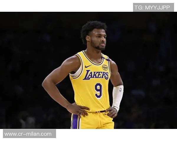 字母哥身穿老詹赠送的23号球衣入更衣室布朗尼球衣成新亮点