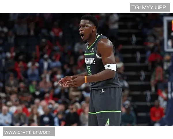 爱德华兹因进攻犯规被罚下场麦戈文斯遭遇犯规困扰影响比赛走势 爱德华兹因进攻犯规被罚下场麦戈文斯遭遇犯规困扰影响比赛走势