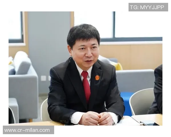 杨鸣工作室力挺遭驱逐的2T：勇于表达与行动的精神值得赞赏